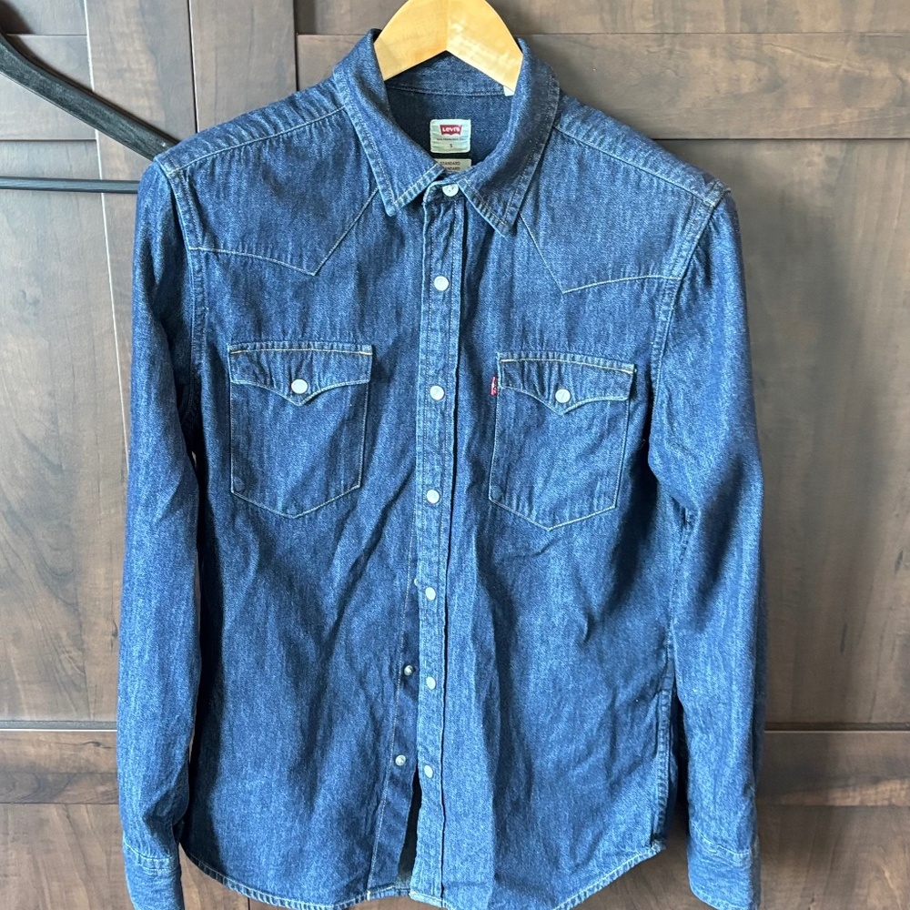 Men’s Levi’s shirt